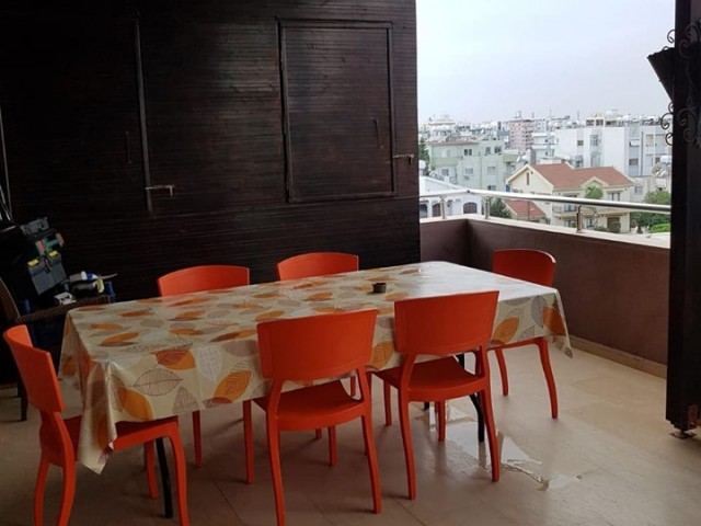 4+1 Penthouse zum Verkauf in Gülseren zur Information:05338867072 ➡️ 4+1 ➡️ 190 m2 geschlossene Fläche ① Eltern Badezimmer im Schlafzimmer/ ① und Schrank im Zimmer Llogara Turkish COB Llogara 4. Etage ① Lift ** 