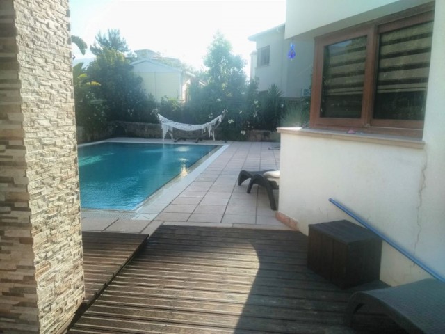 Girne Alsancak'da kiralık 3+1 Çıkartma Plajı'na yakın Güzel Villa!!!!