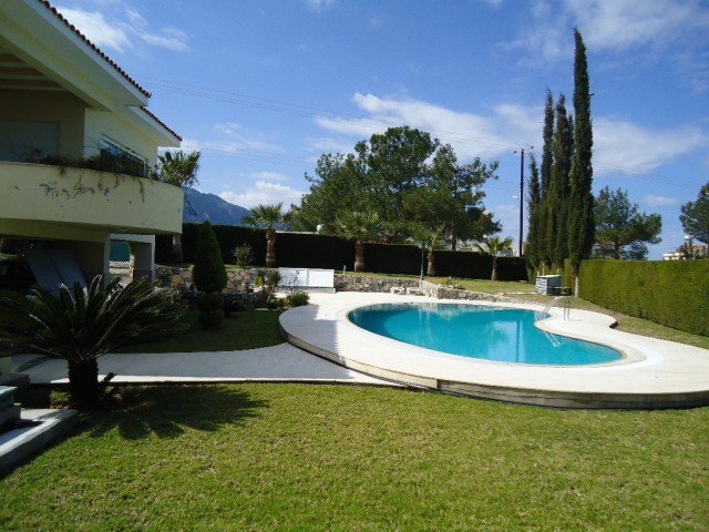 STUNNING  VILLA WITH SWIMMING POOL- SOLE AGENT