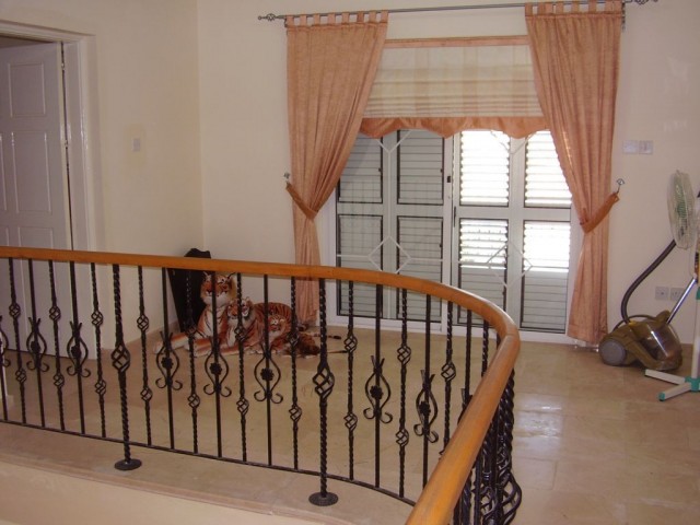 350 m2 large villa with 4 bedrooms and 150 m2 terraces with about 3 donums of land