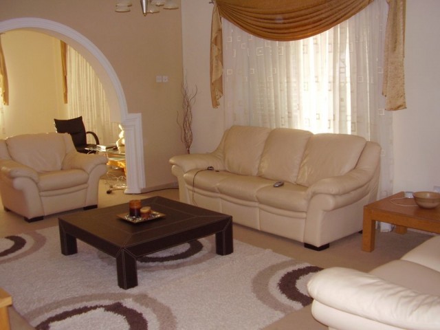 Kyrenia Alsancak ta 4 Schlafzimmer mit 350 m2 überdachter Fläche und 150 m2 Terrassen mit einem Grundstück in der Nähe von 3 Hektar ** 