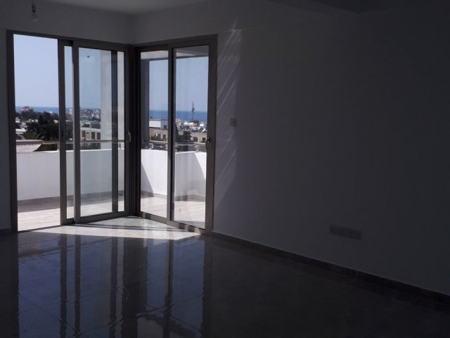 GİRNE MERKEZDE TÜM YAŞAM ALANLARINA YÜRÜME MESAFESİ YENİ 3+1 PENTHOUSE