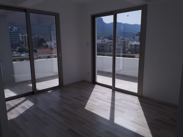 GİRNE MERKEZDE TÜM YAŞAM ALANLARINA YÜRÜME MESAFESİ YENİ 3+1 PENTHOUSE