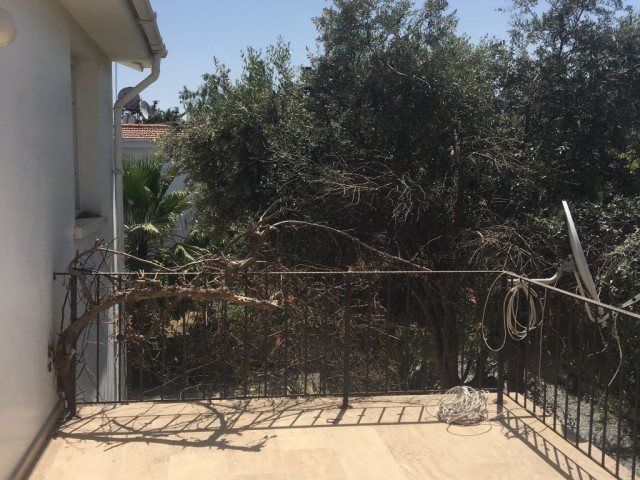 KYRENIA DOGANKOY 550 M2 DETACHED WELL-MAINTAINED VILLA WITH A 3 + 1 POOL THAT IS OPEN FOR CONSTRUCTION OR EXPANSION IN BESKAT ON A PLOT OF LAND ** 