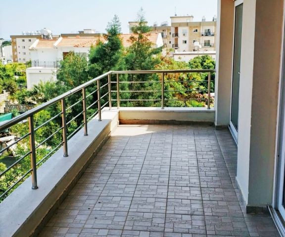  Alsancak da 3+1  Ortak Havuzlı. Her odada balkon Deniz manzaralı Temiz sakin Site İçerisinde Bulunan Dairemiz  . ZEBO TAJİEVA. 0533 846 1183