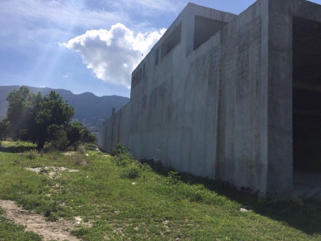 Zum Verkauf auf der Autobahn in Kyrenia Karaoglanoglu 2.600 m2 unvollendete Geschäftsfläche-auf 4 Hektar + 2EVLEK Land ** 