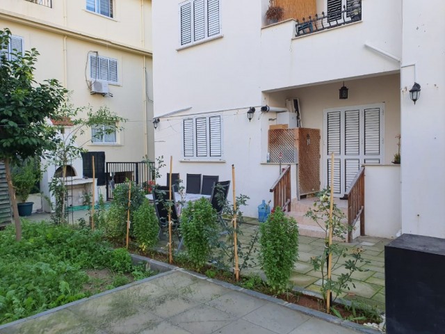 3+1 Wohnung im Erdgeschoss und Garten im Zentrum von Kyrenia ** 