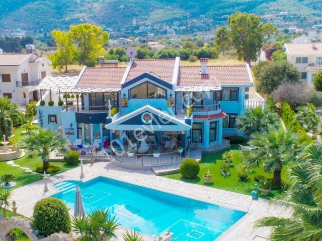 LUXUSVILLA 5+1 MIT SCHWIMMBAD UND STILVOLLEM GARTEN IN LAPTA, 200 m VOM MEER ENTFERNT: Doğan BORANSEL - Mobil: +90-5338671911