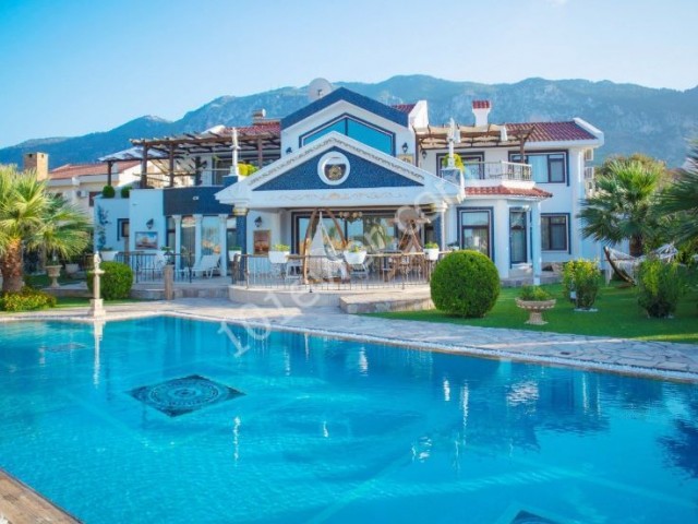 LUXUSVILLA 5+1 MIT SCHWIMMBAD UND STILVOLLEM GARTEN IN LAPTA, 200 m VOM MEER ENTFERNT: Doğan BORANSEL - Mobil: +90-5338671911