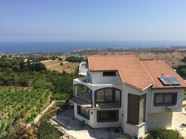 Girne, Arapköy'de muhteşem manzaralı kiralık ikiz villa