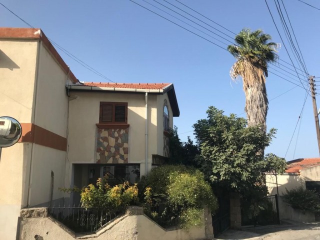 2-stöckiges altes Dorfhaus in Kyrenia, Lapta ** 