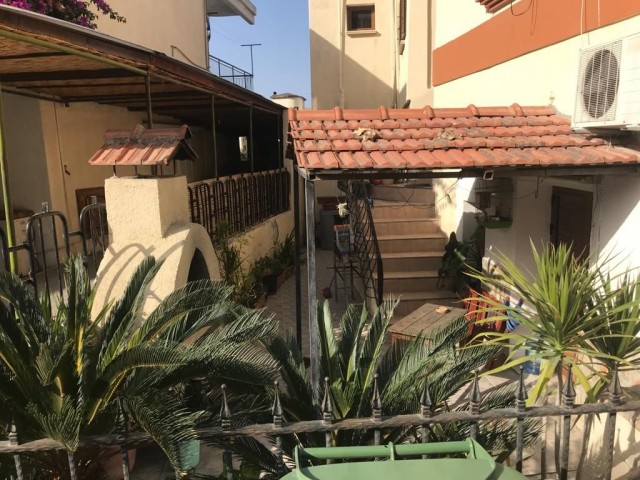 2-stöckiges altes Dorfhaus in Kyrenia, Lapta ** 