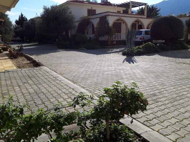 5 BEDROOM Villa  in Alsancak  with 10 x 5  swimming pool 