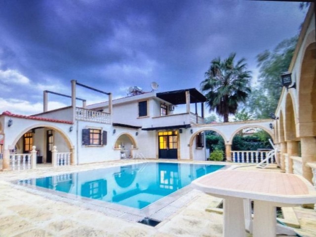 5 BEDROOM Villa  in Alsancak  with 10 x 5  swimming pool 