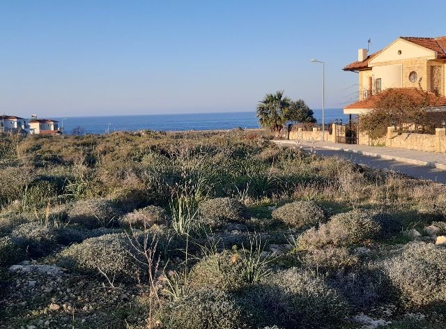 Kyrenia, Karsiyaka am Meer INVESTITIONSLAND-sowohl für Wohn-als auch für Hotelzwecke ist der Bau offen ** 