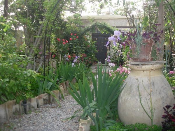 خانه سنگی در GIRNE Lapta با 120 متر مربع باغ و مبلمان آنتیک.