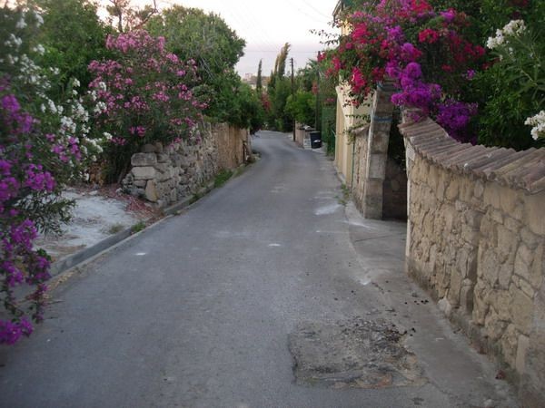 خانه سنگی در GIRNE Lapta با 120 متر مربع باغ و مبلمان آنتیک.