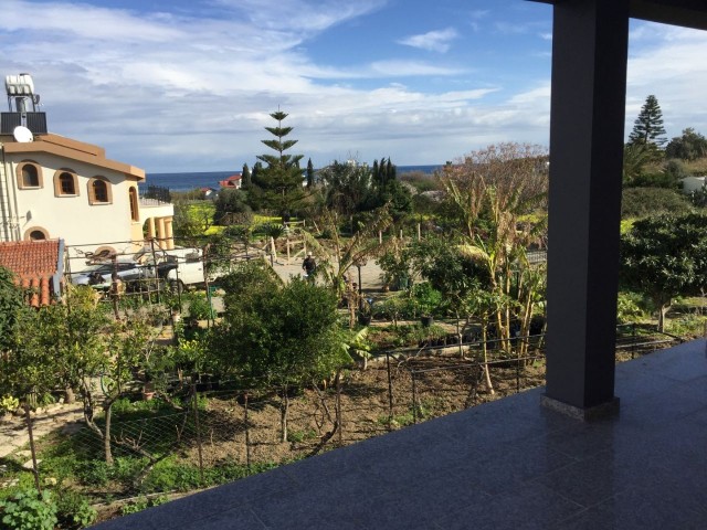 GİRNE Lapta'da  150 m2 bahçeli sıfır villa , denize yürüme mesafesinde