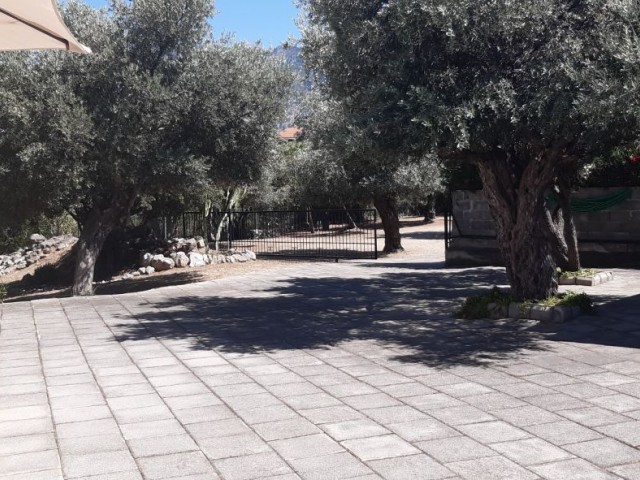 Steinhaus mit großem Garten in Kyrenia, ALSANCAK 3 + 1 in der Nähe des Zentrums ** 