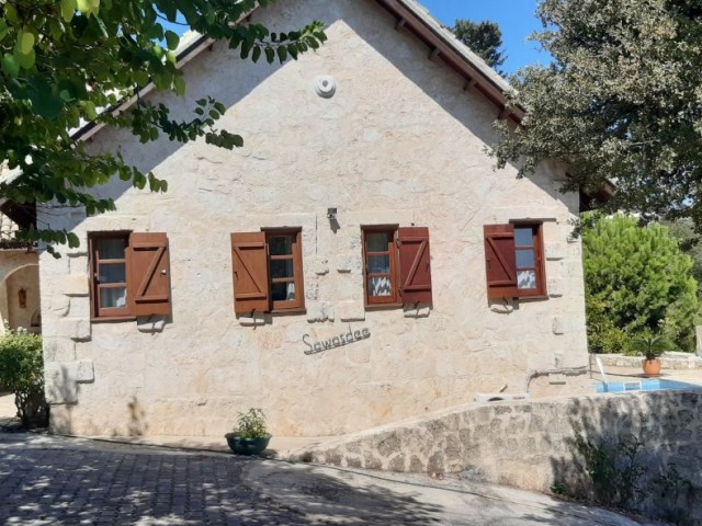 Ein wunderschönes Steinhaus in Lapta Archipel mit 4 + 1 und Schwimmbad ** 