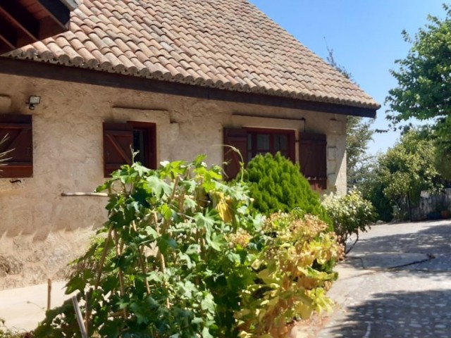 Ein wunderschönes Steinhaus in Lapta Archipel mit 4 + 1 und Schwimmbad ** 