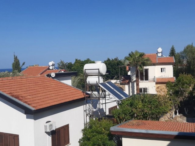 Girne / KARŞIYAKA'da  3+1  Muhteşem Deniz ve Dağ manzaralı Villa