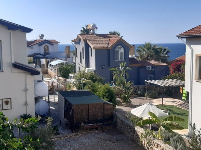 Girne / KARŞIYAKA'da  3+1  Muhteşem Deniz ve Dağ manzaralı Villa