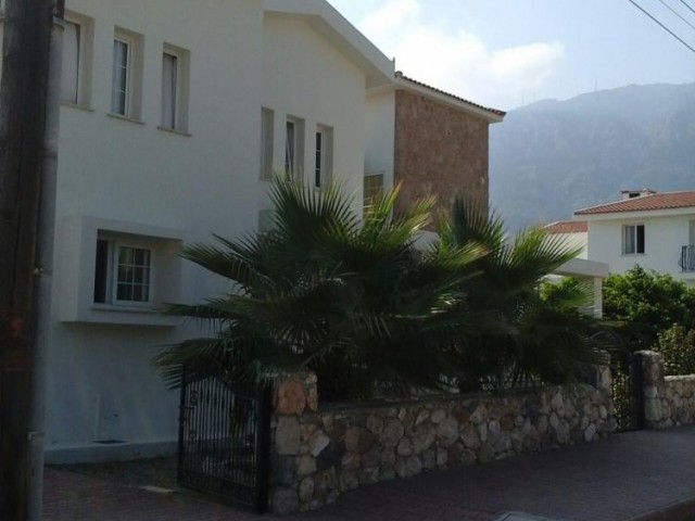 VOLLSTÄNDIG MÖBLIERTE 4+1-VILLA MIT SCHWIMMBAD IN DER REGION KYRENIA LAPTA, SYMPATHY HOTEL UND SEHR NAH AM MEER: DOĞAN BORANSEL 0533 867 19 11