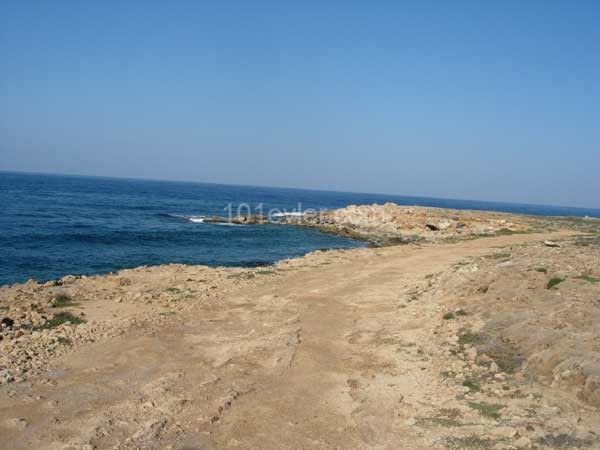 Girne KARŞIYAKA'da DENİZE SIFIR TÜRK MALI ARAZİ 