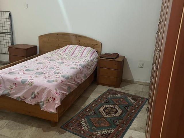 GROSSE, SAUBERE 3+1-WOHNUNG IM ZENTRUM VON KYRENIA, AUCH ZUM BAU EINES BÜROS VERFÜGBAR