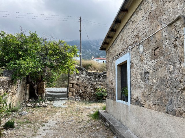 خانه سنگی قدیمی با کوچانلی ترکی در لاپتا، گیرنه - دوغان بورانسل : 0533-8671911
