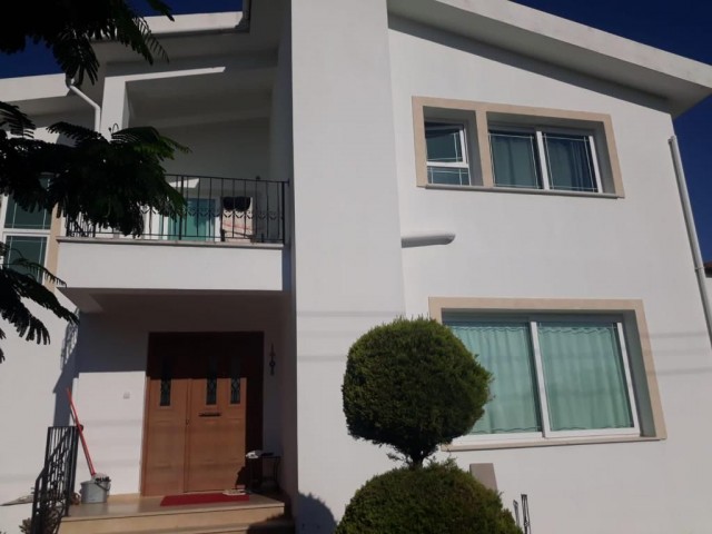 Stunning 3 bedroom  VILLA  with  abeautiful garden and excellent sea and mountain views in Lapta: Do