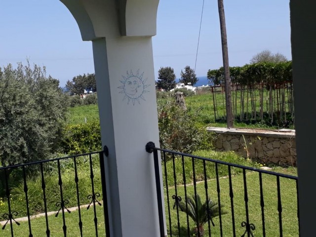 Eine ausgezeichnete Villa mit 220 m2 großem Garten, Meer- und Bergblick und großen Terrassen in Lapta, Girne: Doğan Boransel 0533-8671911