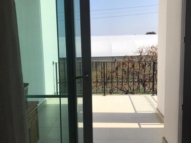 Eine ausgezeichnete Villa mit 220 m2 großem Garten, Meer- und Bergblick und großen Terrassen in Lapta, Girne: Doğan Boransel 0533-8671911