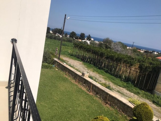 Eine ausgezeichnete Villa mit 220 m2 großem Garten, Meer- und Bergblick und großen Terrassen in Lapta, Girne: Doğan Boransel 0533-8671911