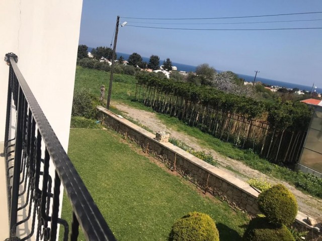 Eine ausgezeichnete Villa mit 220 m2 großem Garten, Meer- und Bergblick und großen Terrassen in Lapta, Girne: Doğan Boransel 0533-8671911