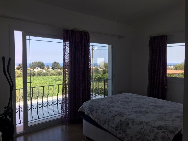 Eine ausgezeichnete Villa mit 220 m2 großem Garten, Meer- und Bergblick und großen Terrassen in Lapta, Girne: Doğan Boransel 0533-8671911