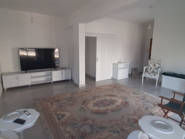3+1 FLAT FOR SALE IN GAZİMAĞUSA CENTER, IN EXCELLENT CONDITION AND WITH TURKISH COACH (0533 871 6180