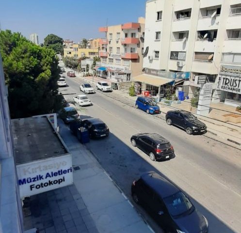 3+1 WOHNUNG ZUM VERKAUF IM ZENTRUM VON GAZİMAĞUSA, IN AUSGEZEICHNETEM ZUSTAND UND MIT TÜRKISCHEM REISEBUS (0533 871 6180)