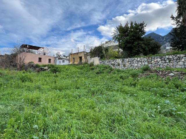 Steinhaus mit herrlichem Meer- und Bergblick in GİRNE Lapta, speziell für seinen Kunden TÜRK KOÇANLI in sehr gutem, restaurierungsbedürftigem Zustand / mit Garten – Doğan BORANSEL: +90-533-8671911