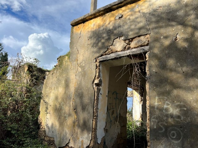 Steinhaus mit herrlichem Meer- und Bergblick in GİRNE Lapta, speziell für seinen Kunden TÜRK KOÇANLI in sehr gutem, restaurierungsbedürftigem Zustand / mit Garten – Doğan BORANSEL: +90-533-8671911