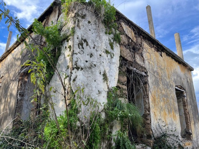 Steinhaus mit herrlichem Meer- und Bergblick in GİRNE Lapta, speziell für seinen Kunden TÜRK KOÇANLI in sehr gutem, restaurierungsbedürftigem Zustand / mit Garten – Doğan BORANSEL: +90-533-8671911