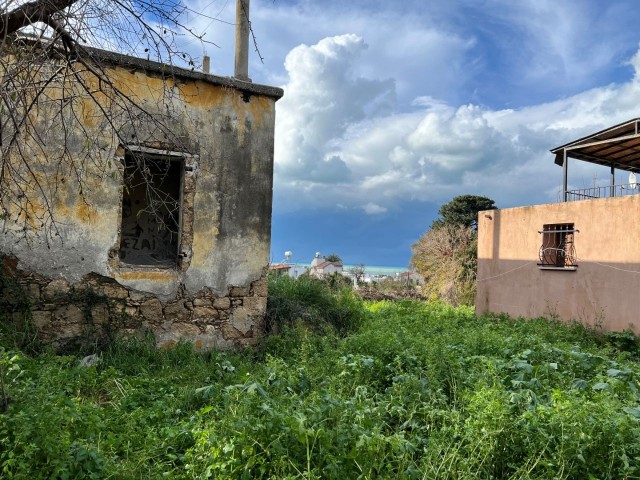 Steinhaus mit herrlichem Meer- und Bergblick in GİRNE Lapta, speziell für seinen Kunden TÜRK KOÇANLI in sehr gutem, restaurierungsbedürftigem Zustand / mit Garten – Doğan BORANSEL: +90-533-8671911