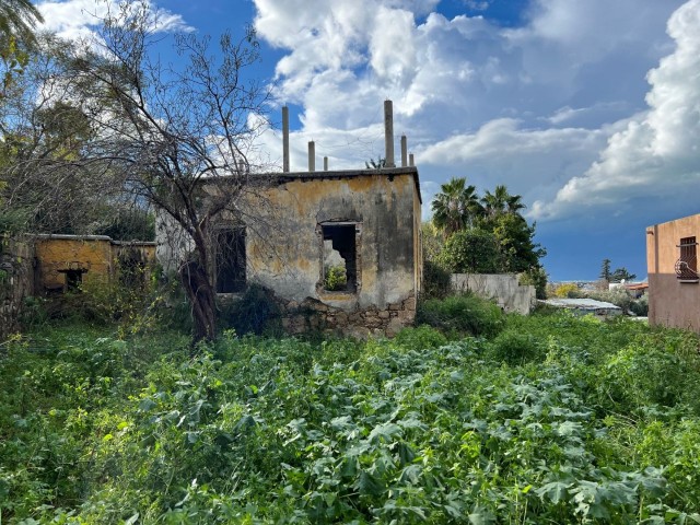 Steinhaus mit herrlichem Meer- und Bergblick in GİRNE Lapta, speziell für seinen Kunden TÜRK KOÇANLI in sehr gutem, restaurierungsbedürftigem Zustand / mit Garten – Doğan BORANSEL: +90-533-8671911