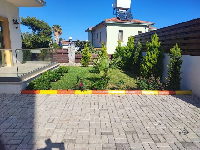 3+1 KOMPLETT MÖBLIERT UND MIT SCHWIMMBAD (8X4) 250 m2 VILLA IN GİRNE, REGION ALSANCAK, fußläufig zum Meer: DOĞAN BORANSEL Mobil:+90-5338671911