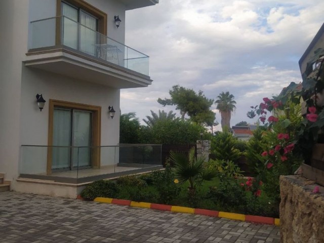 3+1 KOMPLETT MÖBLIERT UND MIT SCHWIMMBAD (8X4) 250 m2 VILLA IN GİRNE, REGION ALSANCAK, fußläufig zum Meer: DOĞAN BORANSEL Mobil:+90-5338671911