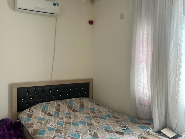 2+1 WOHNUNG ZUM VERKAUF IM 2. STOCK EINES 2-STÖCKIGEN GEBÄUDES IM GÖNYELİ-GEBIET.