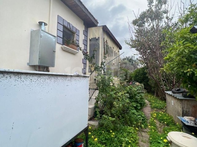 IN ALSANCAK, 3+1 FULLY FURNISHED WITH A BIG GARDEN OLIVE TREES AND A LOT OF FRUIT TREES ÖR