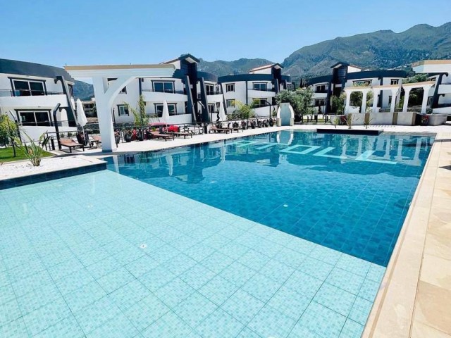 1+1 MÖBLIERTE WOHNUNG MIT SWIMMINGPOOL UND GYM MIT ATEMBERAUBENDEM BLICK AUF DIE BERGMEER-NATUR IN EDREMIT, DER SCHÖNSTEN GEGEND VON KYRENIA