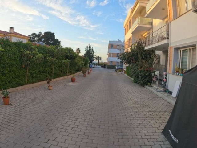 3+1 ERDGESCHOSSWOHNUNG IM ALSANCAK-GEBIET MIT GEMEINSCHAFTSPOOL, SEHR SAUBER, OFFENER KÜCHE UND WOHNZIMMER, ZIMMER MIT SONNENABLAGE, ZENTRALE LAGE